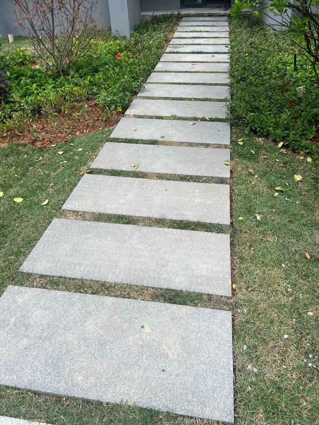 茂名 芝麻黑小区踏步、汀步石铺装效果