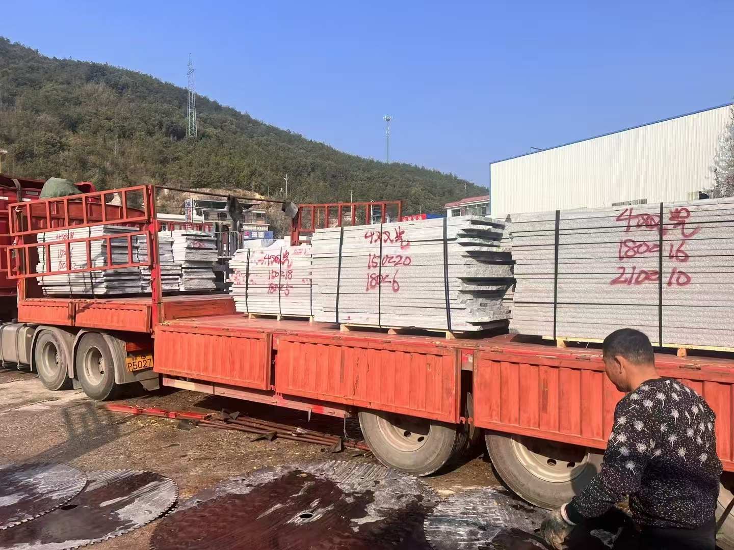 茂名 芝麻灰花岗岩光面毛板出货日常