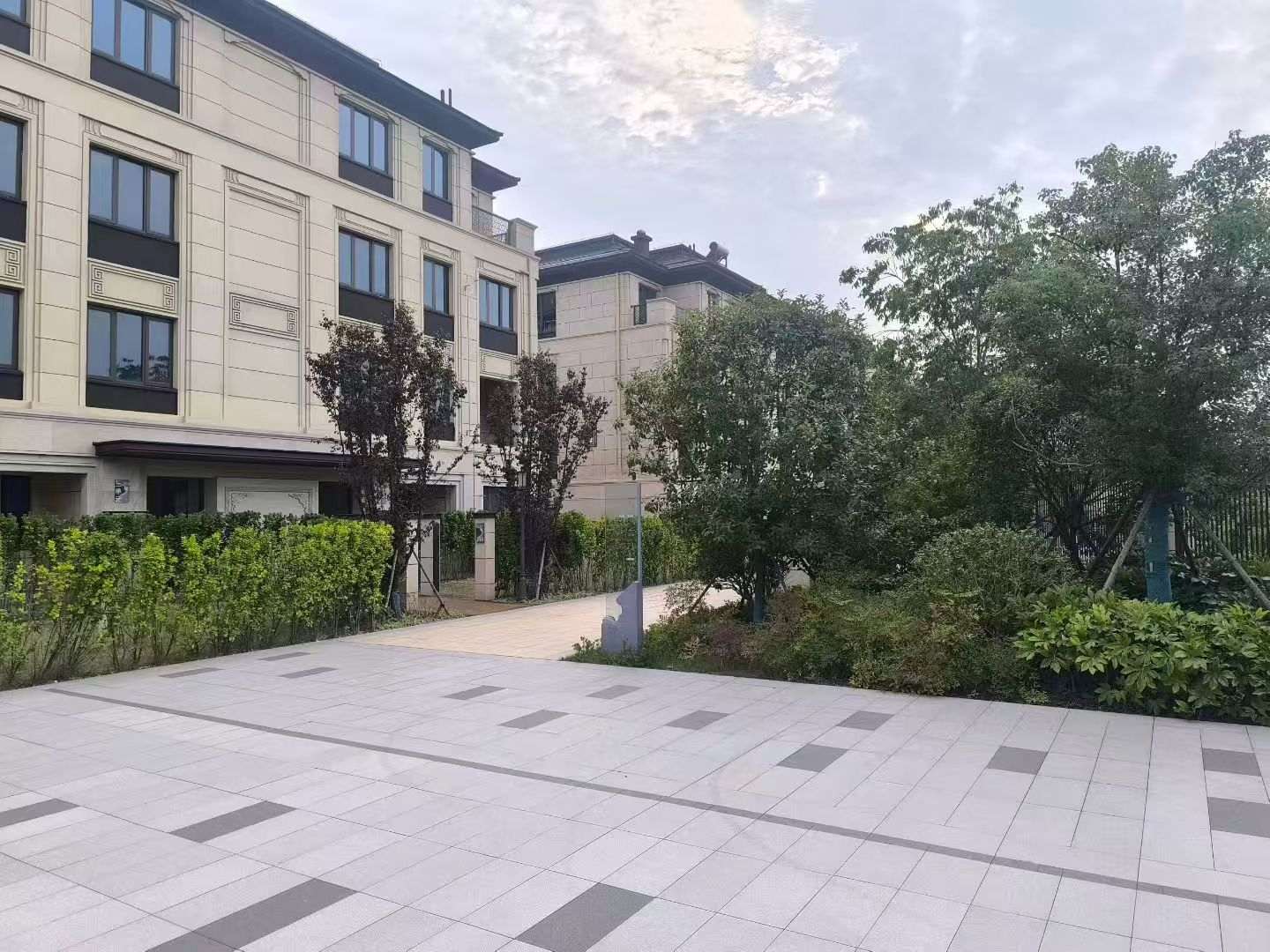 茂名 芝麻白与芝麻白搭配铺装，尺寸1200*600