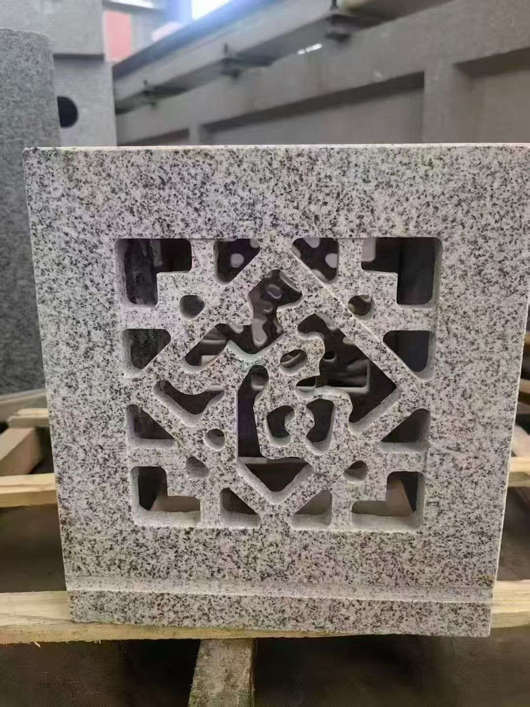 茂名 芝麻白花岗岩镂空雕花灯笼